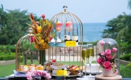 三亚亚龙湾瑞吉度假酒店与花在联名下午茶拉开十周年庆典序幕